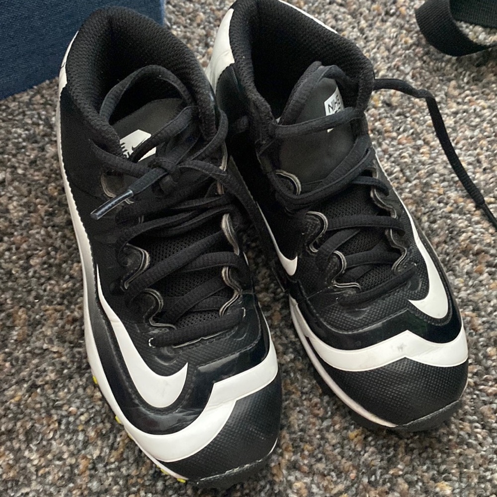 Nike boys BSBBl cleats size 13c, preloved good condition.